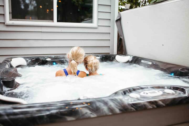 *Hot Tub* Entire House (3Bdroom)
