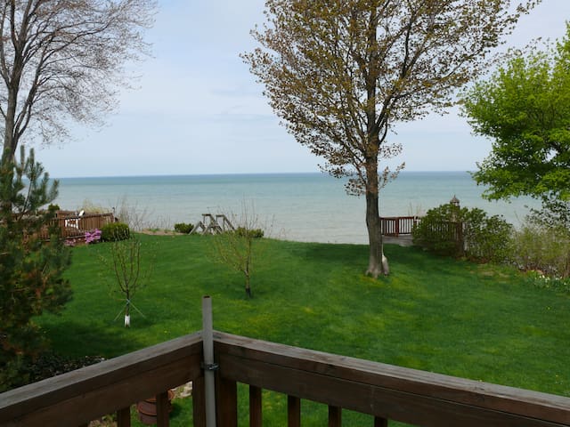 Beautiful Cottage on Lake Erie