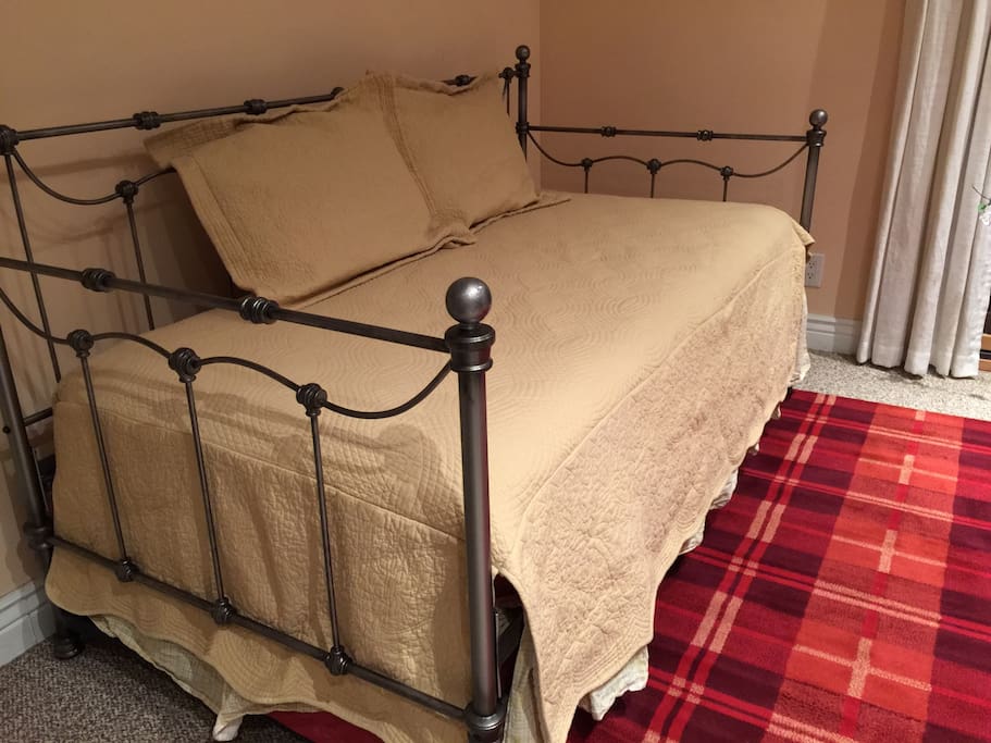 Quality Daybed with pull out trundle bed.