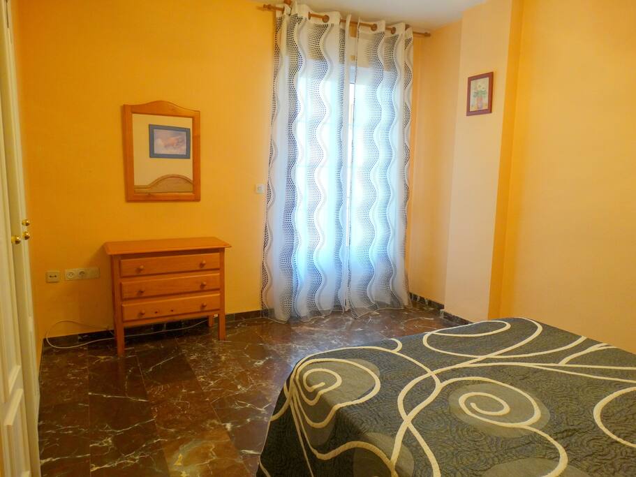 Dormitorio principal con balcón exterior