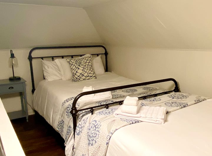 Поткровје со трета спална соба со 2 брачни кревета, пристапно преку скали, мала бања со туш 