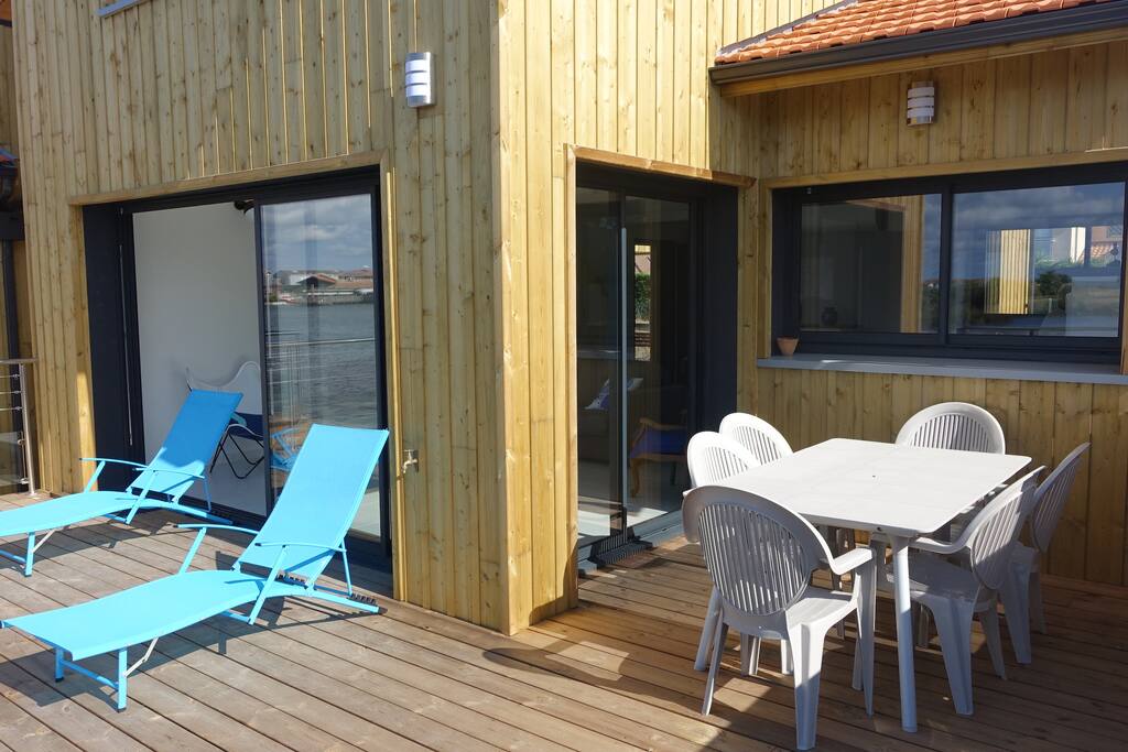 Gîte Teychan : terrasse côté plan d'eau