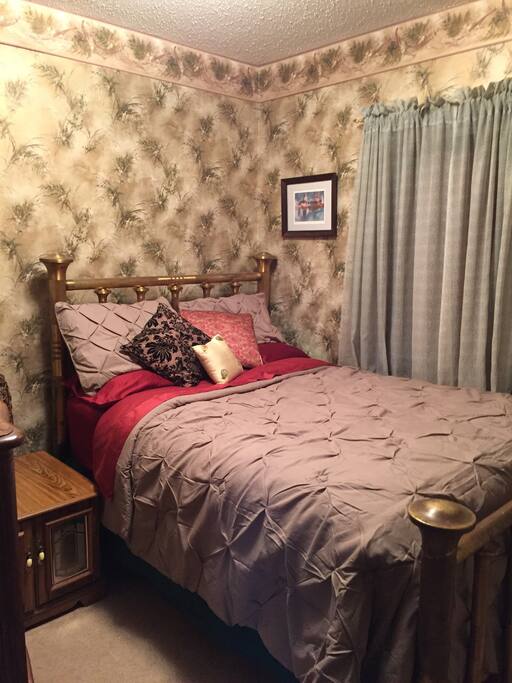 Comfy House main guest bedroom