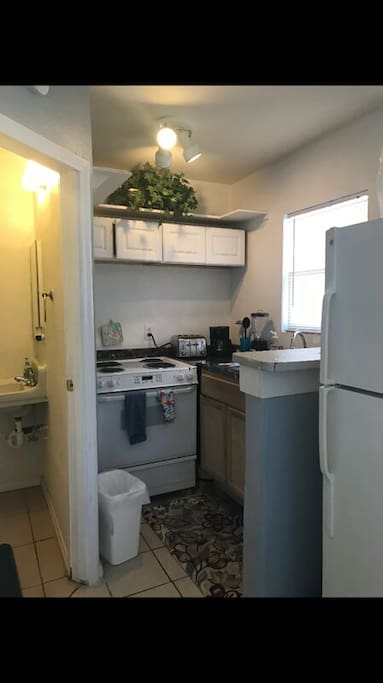 Fully equipped kitchen, plates, cups. Microwave, stove, refrigerator, toaster and coffee maker.