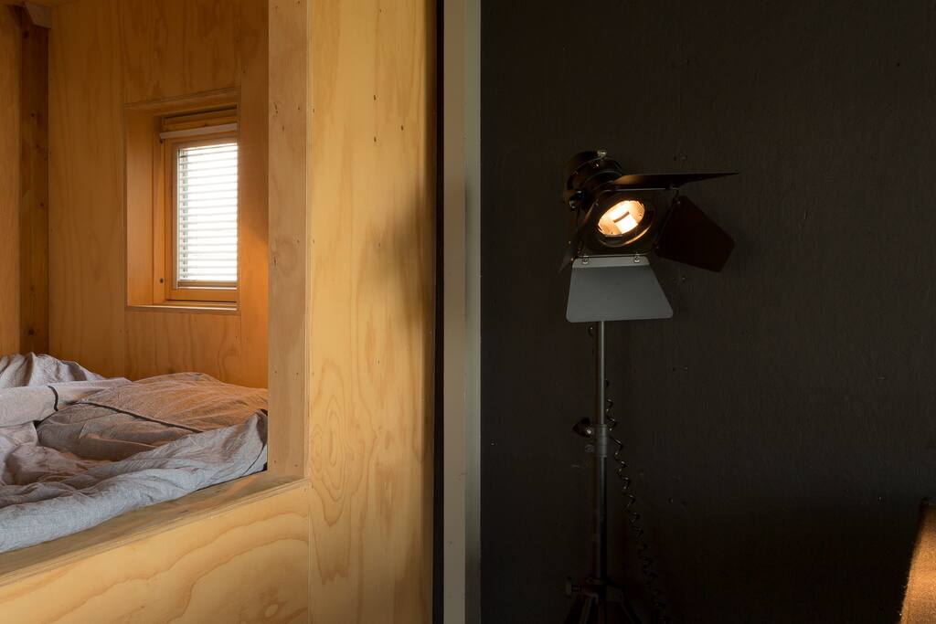 Intieme tweepersoons bedstee.