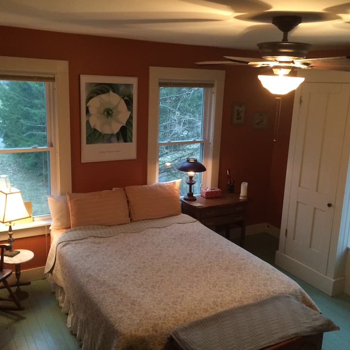 Chambre principale au premier étage. Les voyageurs commentent le lit confortable.
