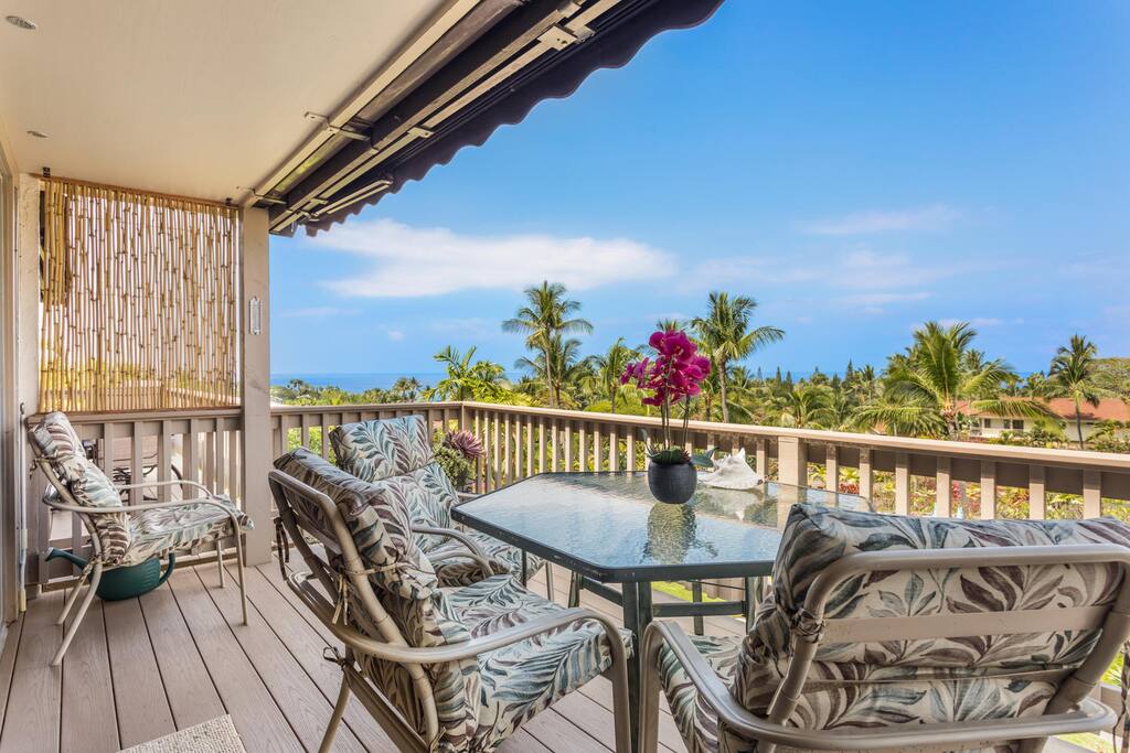 Tropical outdoor dining