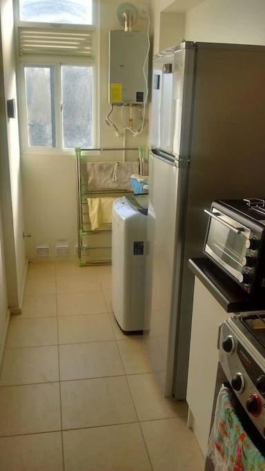 Cocina totalmente amoblada, con lavadora.