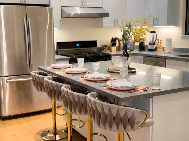 Modern Victorian retreat in downtown SF + Cinema gallery image 3