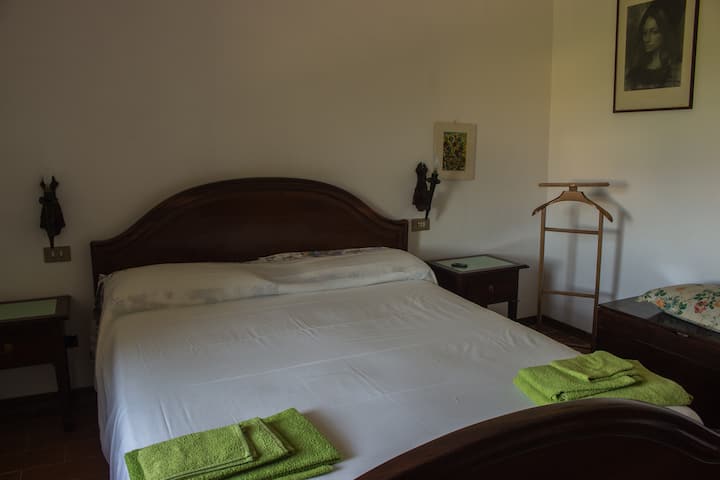 חדר שינה עם מיטה זוגית (3)