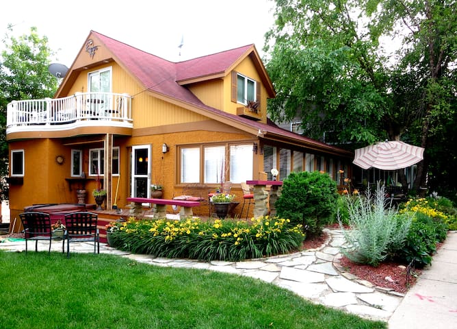 Cozy Excelsior Cottage w Lake Views