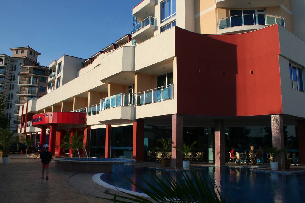 widok hotelu od strony basenu