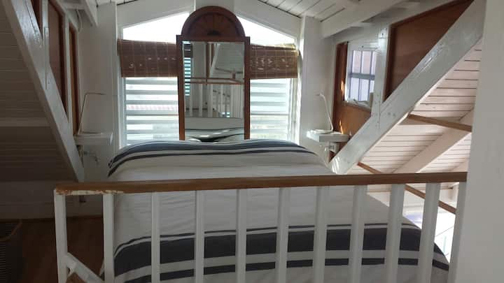 Dhomë gjumi e hapur në katin e sipërm