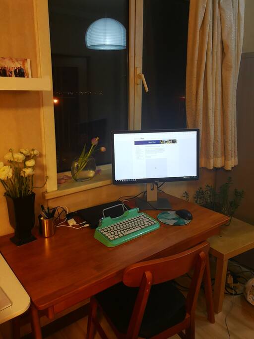 Working station facing to a park