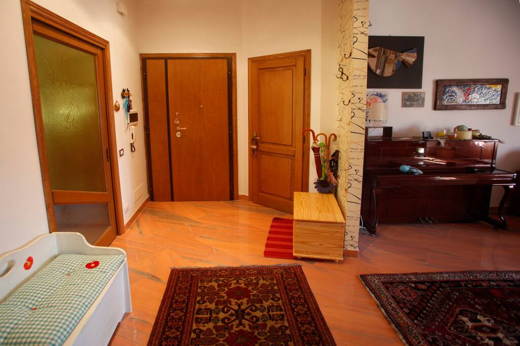 ingresso;
entrance;