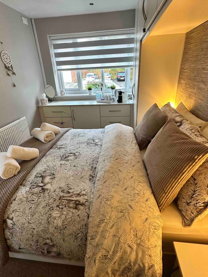 Saca las persianas opacas si necesitas que las cierren durante el día.
Ideal si trabajas de noche y duermes durante el día.
Agradable y tranquilo para aquellos que necesitan sueño diurno.