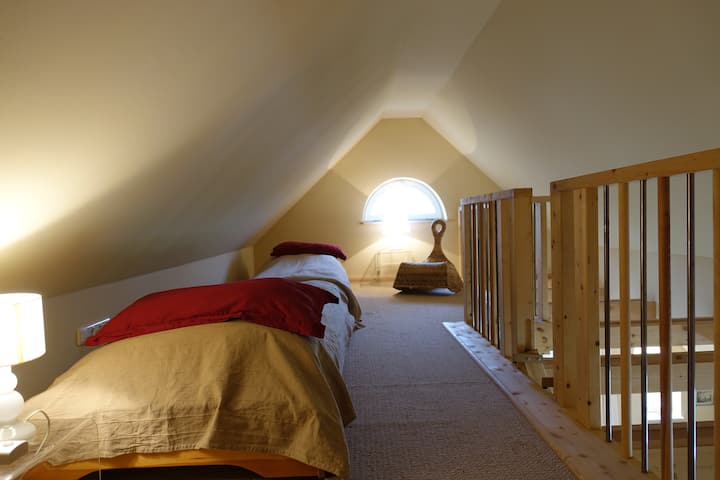 La galería de dormir y jugar con 2 camas en rollos pequeños, para moverte, como quieras. Los niños están más emocionados, con mucho espacio cuando llueve afuera.