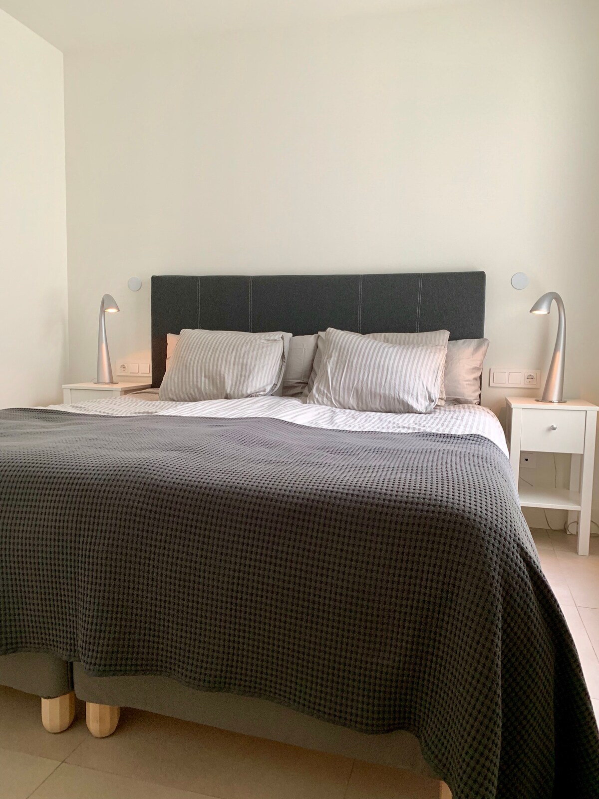 חדר שינה ראשי. מיטה בגודל 160x200 ס"מ.