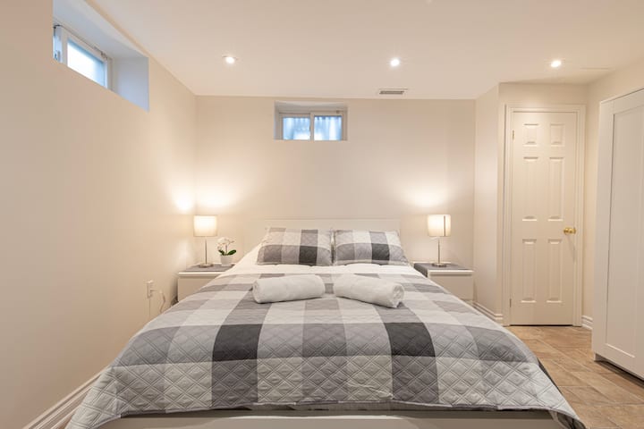 带标准双人床的第一间卧室