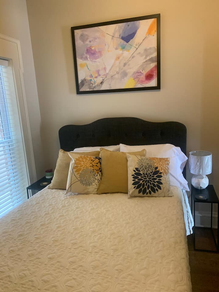 Dhoma e gjumit e dytë, krevat me madhësi të plotë