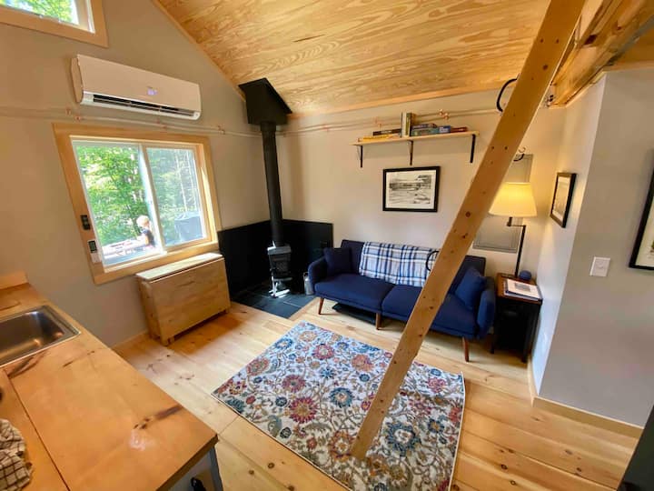 Eneo kuu la kuishi. Meza ya kulia chakula inafungua hadi kiti cha nne. 