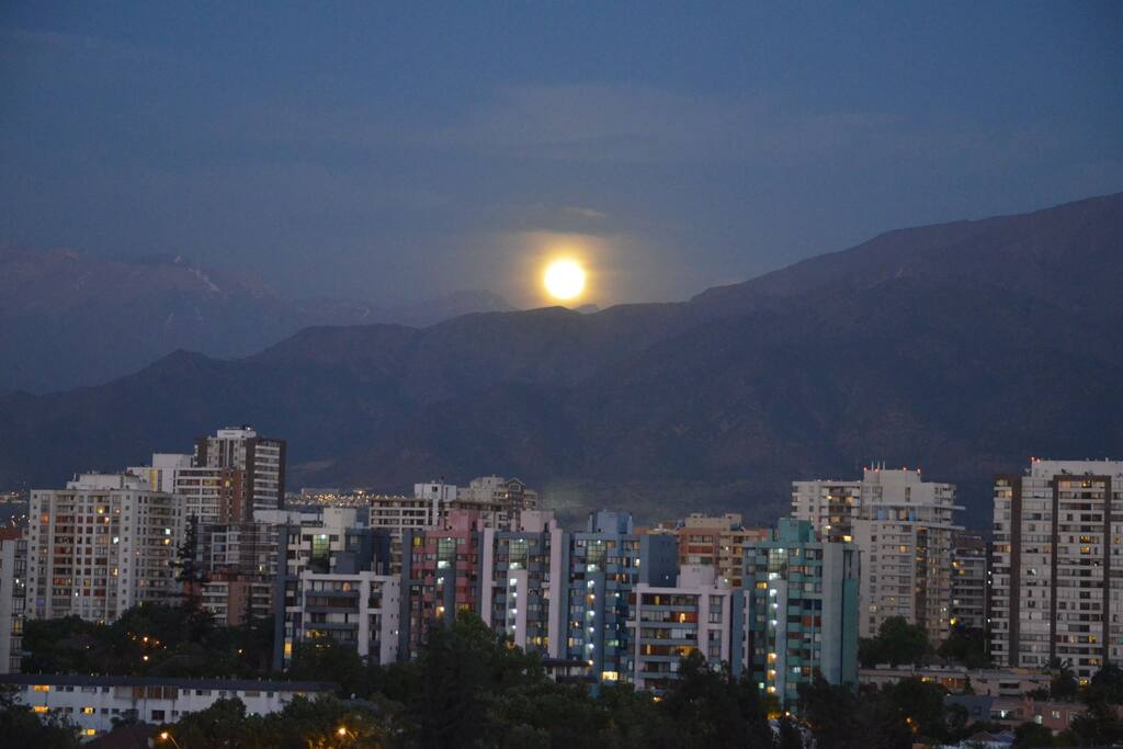 Vista nocturna desde la terraza del departamento.