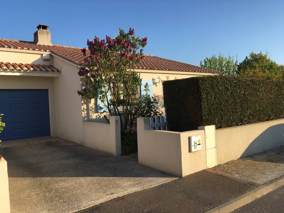 Maison et place de stationnement à l'extérieure
