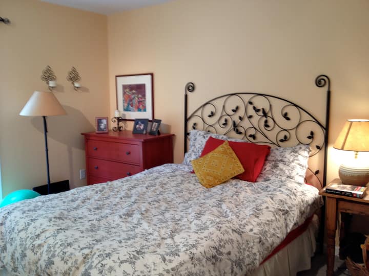 חדר שינה גדול עם  חדר רחצה צמוד ...