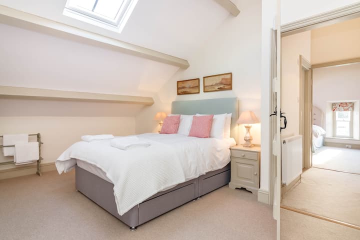 Velika i svijetla spavaća soba na drugom katu s dovoljno prostora za vješanje odjeće.