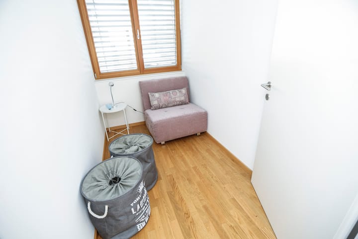 малка стая с разтегателен диван 