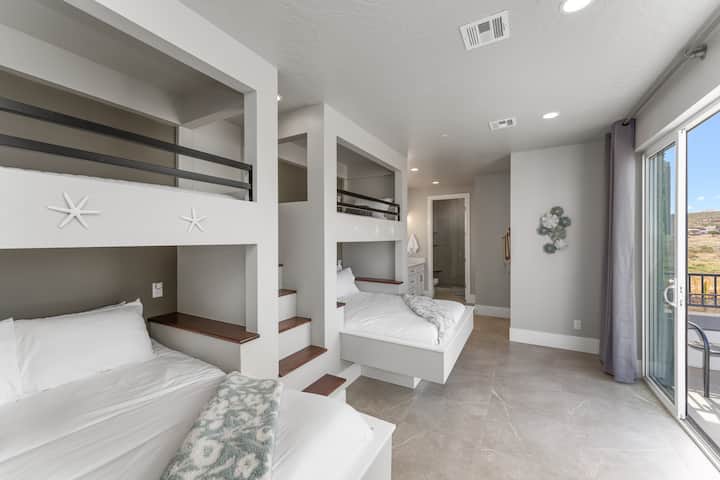 Მე-3 საძინებელში არის ორადგილიანი ორადგილიანი ორსართულიანი საწოლები. ამ ოთახში არის ცალკე სააბაზანო, პატიო და კარადა.