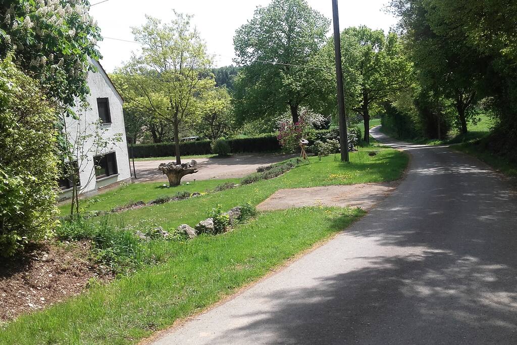Unser Haus liegt ruhig an einer Nebenstraße, die lediglich von Anliegern genutzt wird.
