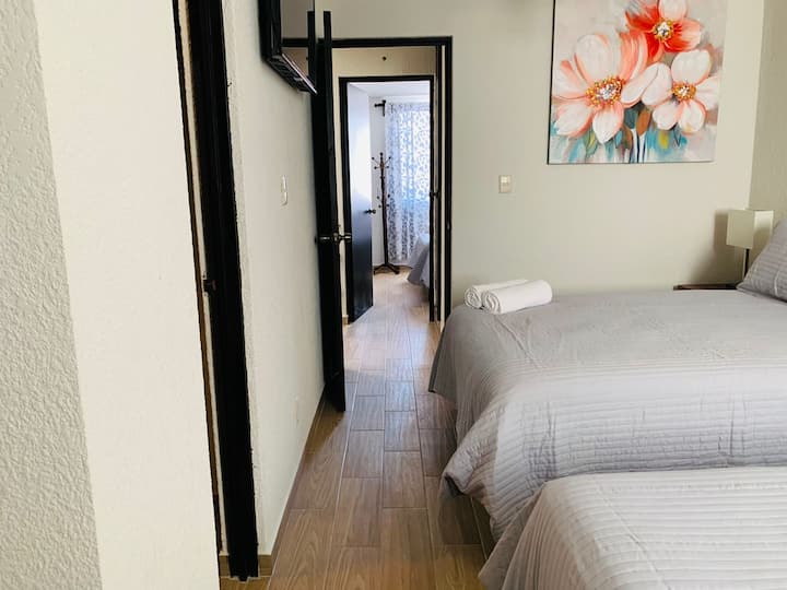 Ulaz u prekrasnu drugu spavaću sobu ima 2 bračna kreveta, garderobu ( tu je glačalo, njegov magarac za glačanje i ventilator), kao i prekrasna privatna kupaonica.