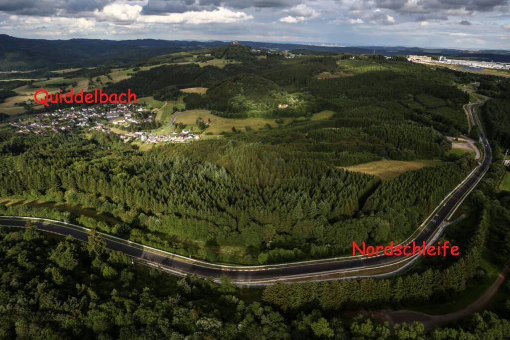 In der Ferne hört man den Verkehr auf der Nordschleife.