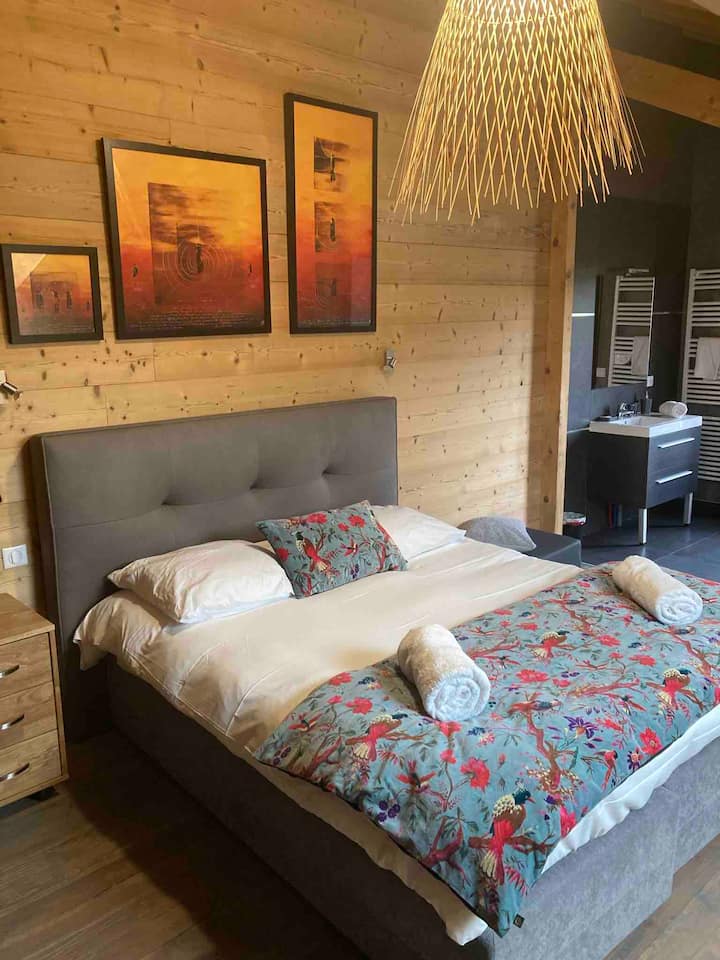 Spálňa 2 na poschodí s písacím stolom, sprchovacím kútom a balkónom, k dispozícii pre 3 osoby