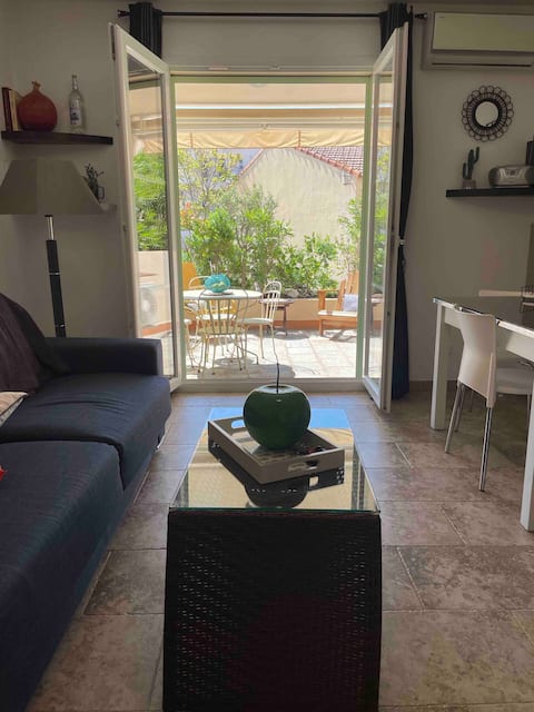 Successful Airbnb property: Classified 2-room apartment + Garage, 300 m from the city center and beach, Air conditioning, Wi-Fi in L'île Rousse