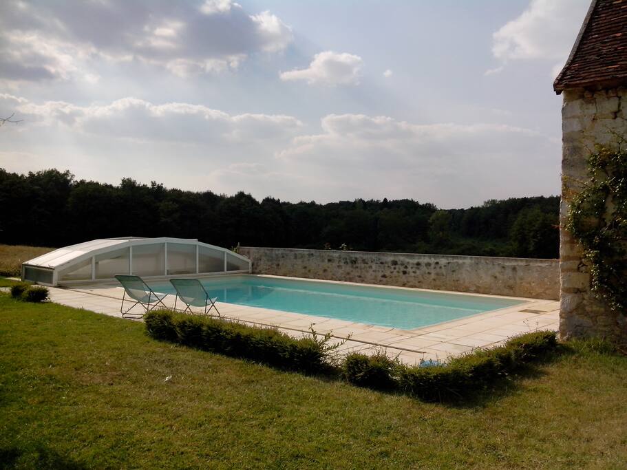 Piscine extérieure (non chauffée) très agréable en été, fonctionne au chlore et au sel, éclairage de nuit, abri coulissant.