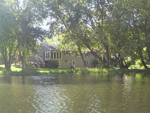Private, Quiet & Convenient Creekside Hideaway