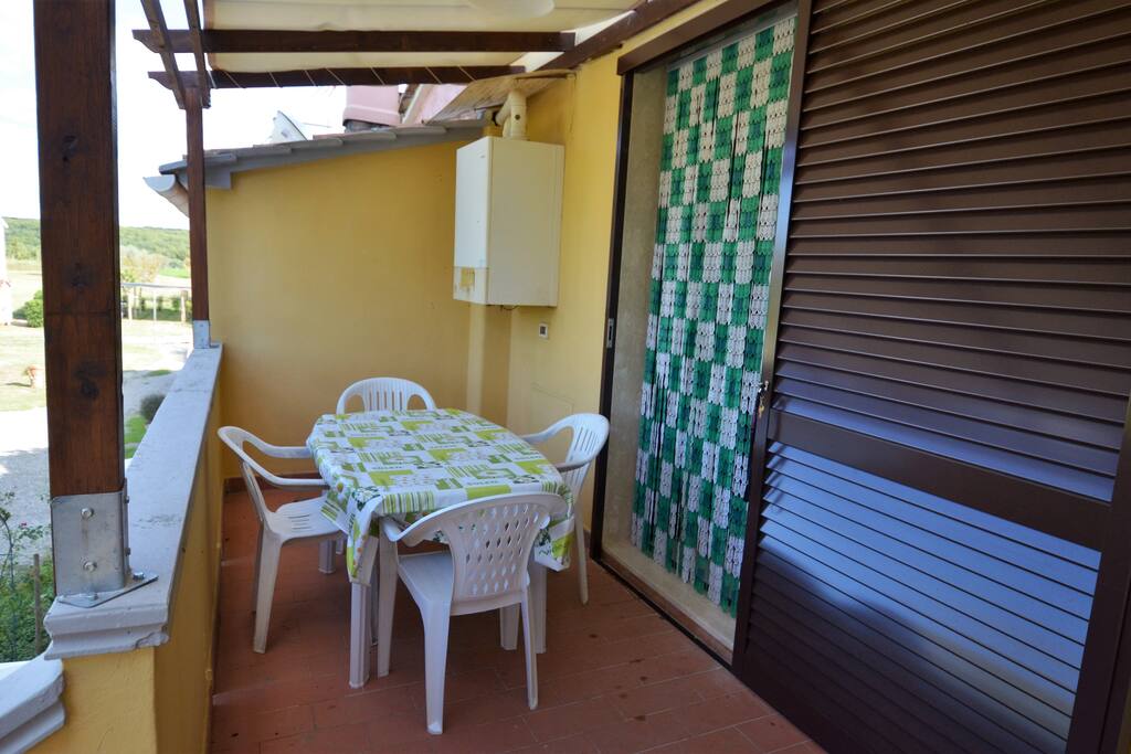 TERRAZZA COPERTA PER MANGIARE NEL RELAX DELLA CAMPAGNA