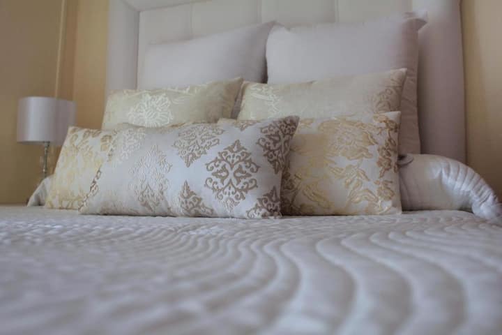 1ª cuarto, cama de matrimonio, cojines cómodos y de calidad.