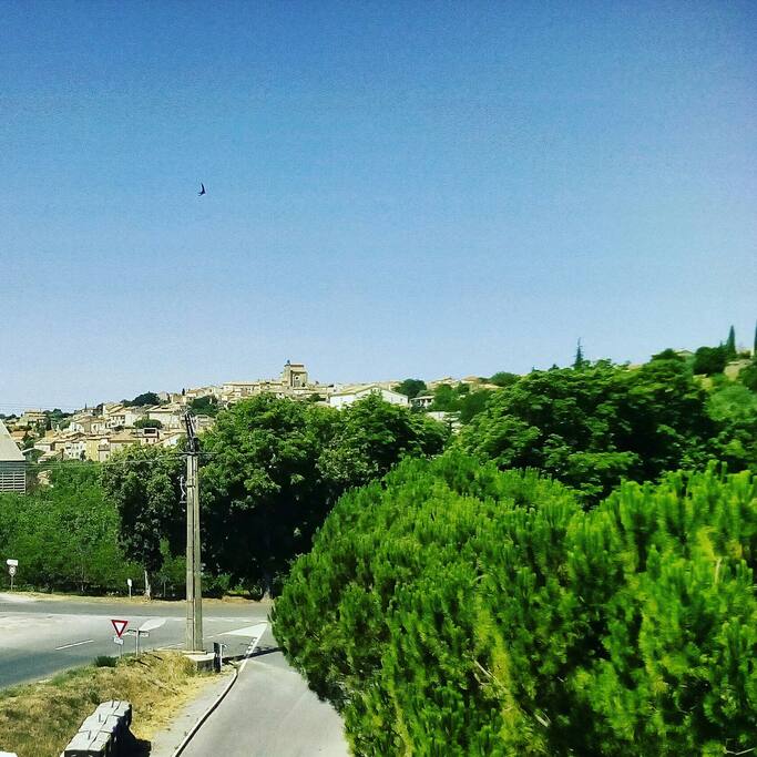 Vue de la terrasse sur le village de Valensole