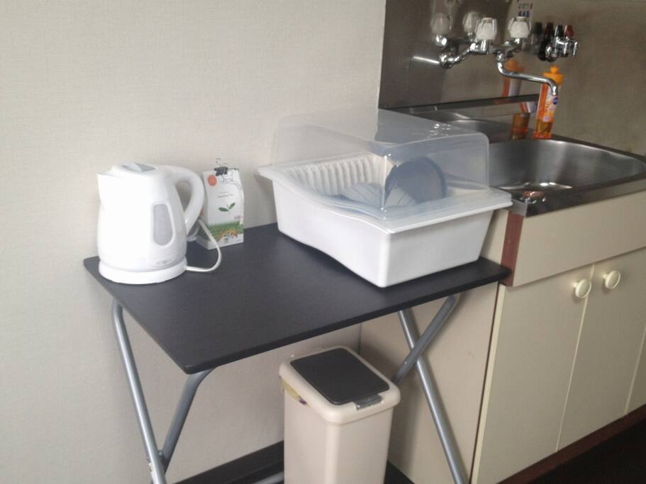 キッチン、湯沸かし器あります
Kitchen with sink and boiler. There's no cooker.