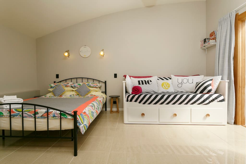 Spacious, stylish studio, underfloor heating, covered courtyard, pull out sofa bed, well equipped kitchen and bathroom.