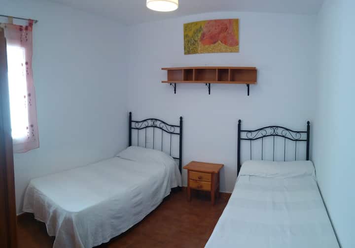 ოთახი 1 გარეთ ორი საწოლით.