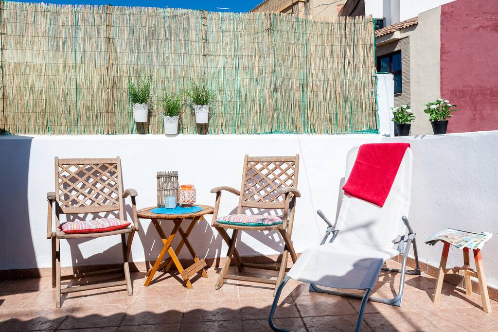 Amplia terraza con ducha, barbacoa y trastero. Mini-nevera para refrescos.