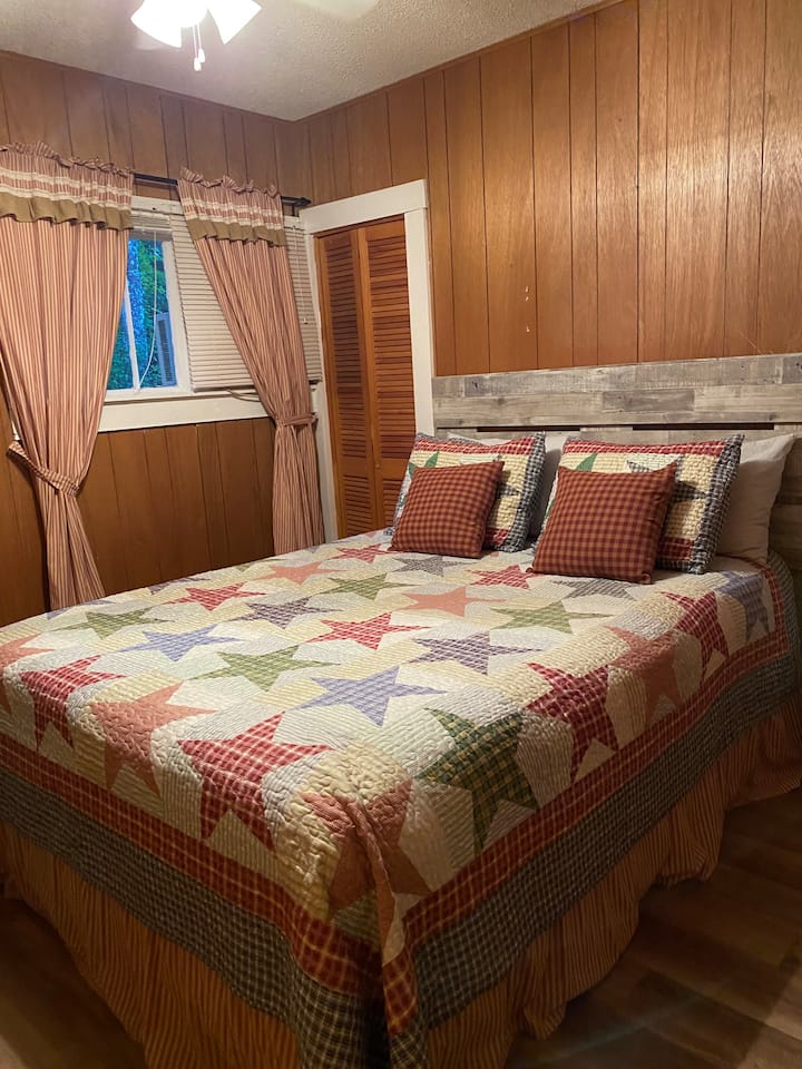 Udobna spavaća soba s bračnim krevetom i vlastitim grijanjem i klima-uređajem koji su prilagođeni vašim željama.  TV za gledanje. 