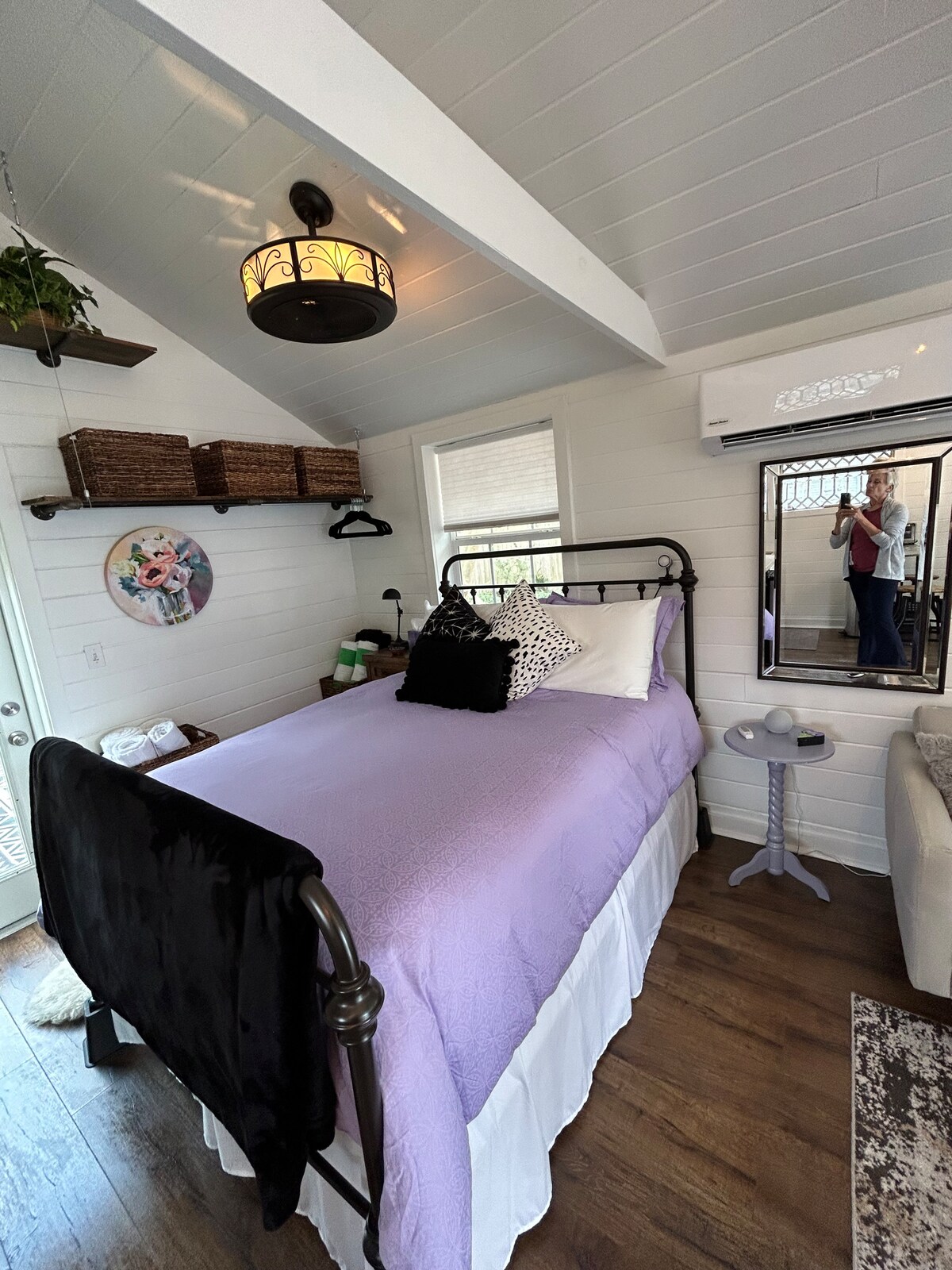 ที่นอน Tuft and Needle ที่สะดวกสบายมากและทำให้เตียงนี้เป็นสถานที่ในฝันสำหรับการนอนหลับ