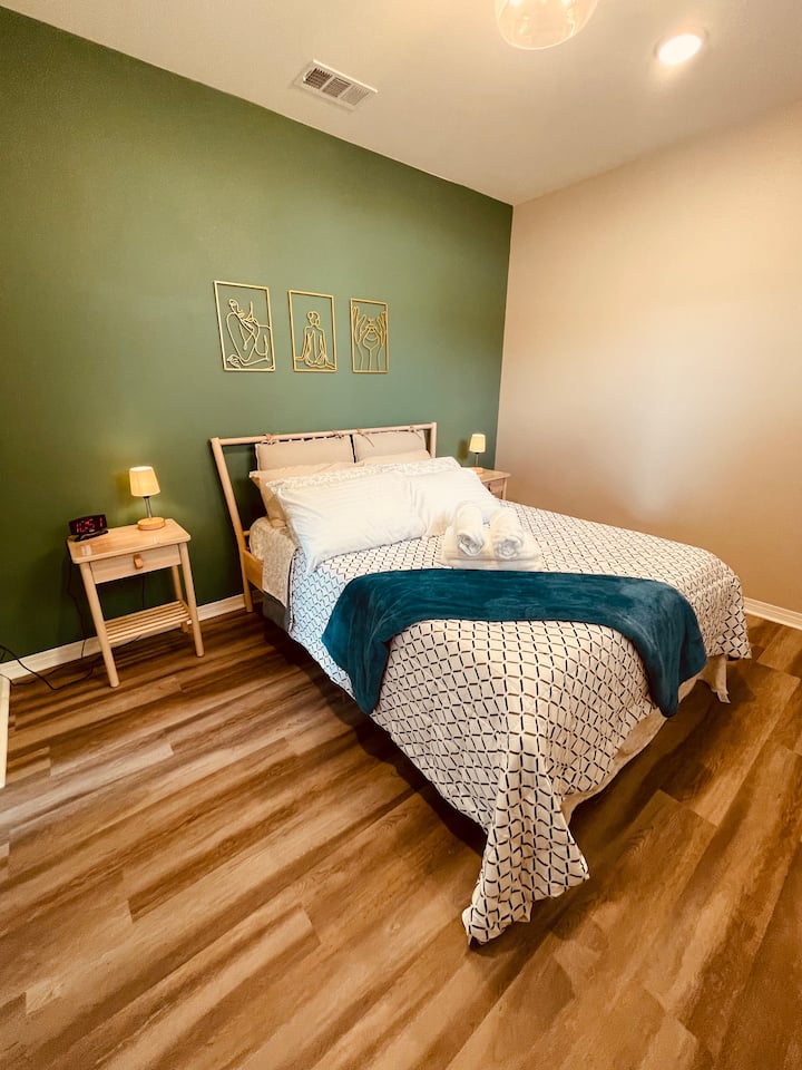 Dhoma e gjumit, e cila përfshin një krevat dopio "queen".