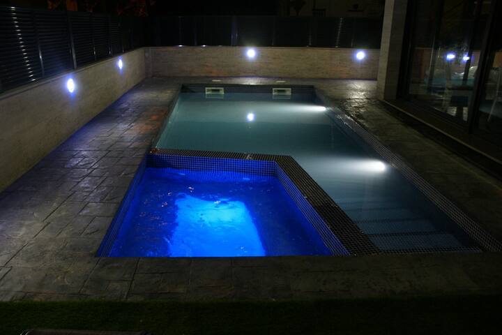 Villa de lujo. Piscina con jacuzzi. gallery image 5