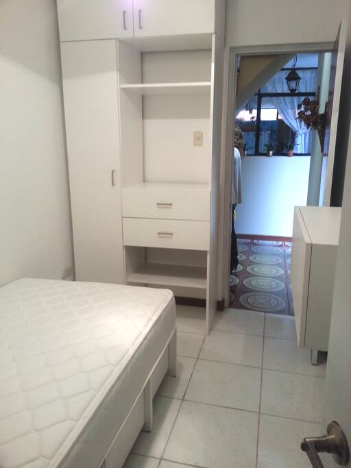 Tu armario. Está completamente amueblado, cajones debajo de la cama, closet, cajonería y un mueble para colocar la Tablet o laptop